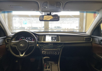 Подержанный автомобиль Kia K5 2017 года (10 фото)