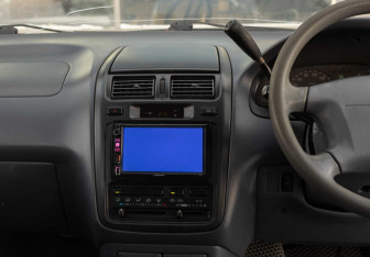 Подержанный автомобиль Toyota Ipsum 1997 года (13 фото)