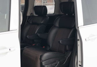 Подержанный автомобиль Nissan Elgrand 2011 года (21 фото)