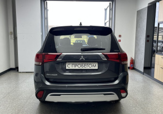 Подержанный автомобиль Mitsubishi Outlander 2020 года (5 фото)