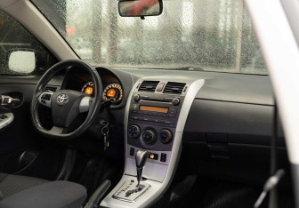 Подержанный автомобиль Toyota Corolla Sedan 2013 года (10 фото)