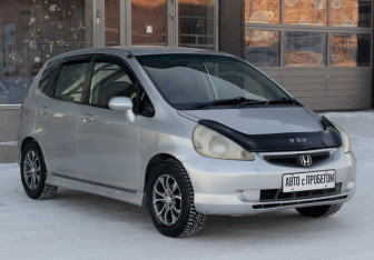 Подержанный автомобиль Honda Fit 2001 года (3 фото)