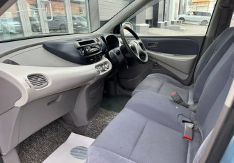 Подержанный автомобиль Nissan Tino 1999 года (10 фото)
