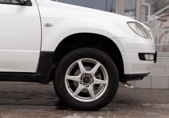 Подержанный автомобиль Mitsubishi Airtrek 2002 года (9 фото)