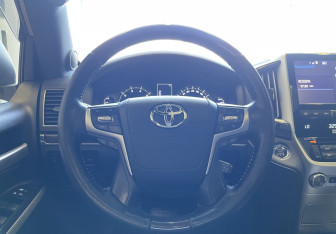 Подержанный автомобиль Toyota Land Cruiser Suv 2018 года (11 фото)