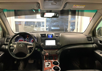 Подержанный автомобиль Toyota Highlander 2013 года (9 фото)