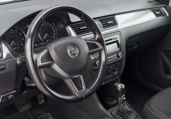 Подержанный автомобиль Skoda Rapid Wagon 2014 года (11 фото)