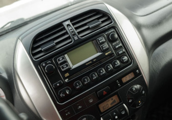 Подержанный автомобиль Toyota RAV4 2004 года (13 фото)