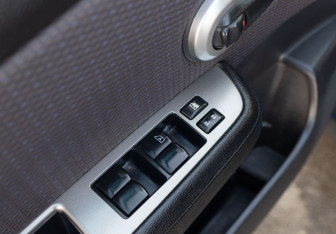 Подержанный автомобиль Nissan Tiida Hatchback 2008 года (16 фото)