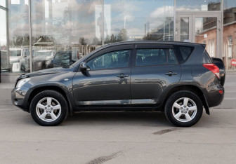 Подержанный автомобиль Toyota RAV4 2007 года (8 фото)