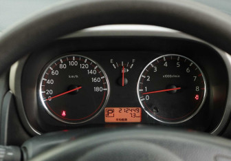 Подержанный автомобиль Nissan Note 2010 года (12 фото)