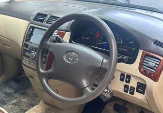 Подержанный автомобиль Toyota Ipsum 2002 года (8 фото)