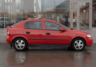 Подержанный автомобиль Opel Astra Hatchback 2002 года (4 фото)