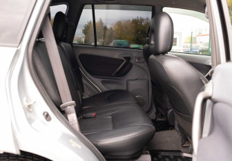 Подержанный автомобиль Toyota RAV4 2001 года (17 фото)