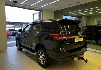 Подержанный автомобиль Toyota Fortuner 2017 года (6 фото)