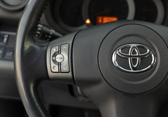 Подержанный автомобиль Toyota RAV4 2011 года (11 фото)