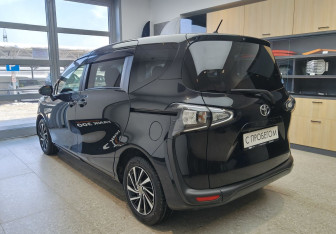 Подержанный автомобиль Toyota Sienta 2021 года (7 фото)