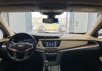 Подержанный автомобиль Cadillac XT5 2017 года (12 фото)