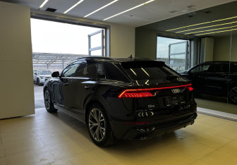 Подержанный автомобиль Audi Q8 2020 года (8 фото)