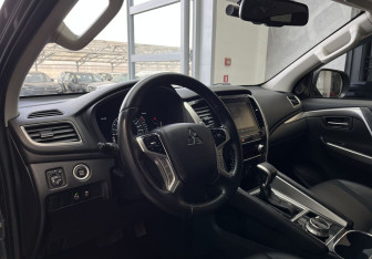 Подержанный автомобиль Mitsubishi Pajero Sport 2021 года (7 фото)