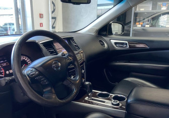 Подержанный автомобиль Nissan Pathfinder 2014 года (10 фото)