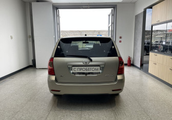 Подержанный автомобиль Toyota Corolla Wagon 2005 года (5 фото)