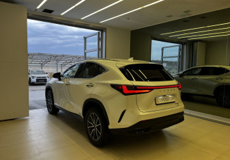 Подержанный автомобиль Lexus NX 2021 года (6 фото)
