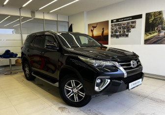 Подержанный автомобиль Toyota Fortuner 2017 года (3 фото)