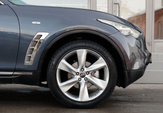 Подержанный автомобиль Infiniti FX 2008 года (9 фото)