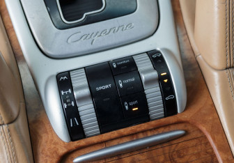 Подержанный автомобиль Porsche Cayenne 2007 года (15 фото)