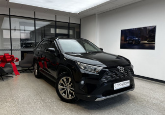 Подержанный автомобиль Toyota RAV4 2022 года (3 фото)