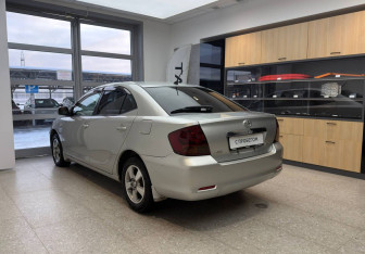 Подержанный автомобиль Toyota Allion 2002 года (5 фото)