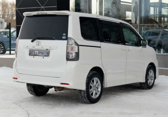 Подержанный автомобиль Toyota Voxy Minivan 2010 года (5 фото)