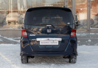 Подержанный автомобиль Honda Freed 2011 года (6 фото)