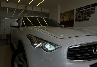 Подержанный автомобиль Infiniti FX 2010 года (4 фото)