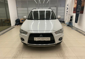 Подержанный автомобиль Mitsubishi Outlander 2011 года (2 фото)