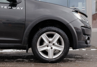 Подержанный автомобиль Renault Sandero 2017 года (9 фото)