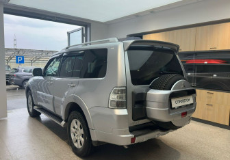 Подержанный автомобиль Mitsubishi Pajero 2011 года (8 фото)