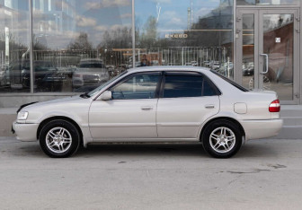 Подержанный автомобиль Toyota Corolla Sedan 2000 года (8 фото)