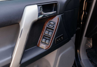 Подержанный автомобиль Toyota Land Cruiser Prado 2010 года (18 фото)