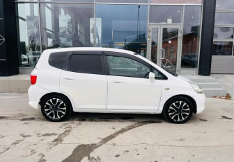 Подержанный автомобиль Honda Fit 2006 года (4 фото)