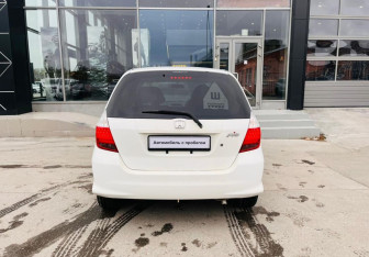 Подержанный автомобиль Honda Fit 2006 года (6 фото)