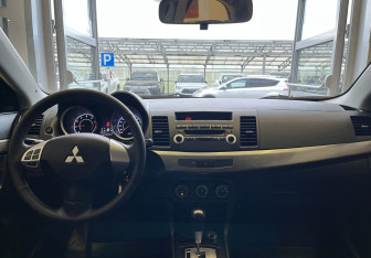 Подержанный автомобиль Mitsubishi Lancer Sedan 2011 года (8 фото)