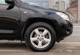 Подержанный автомобиль Toyota RAV4 2006 года (9 фото)