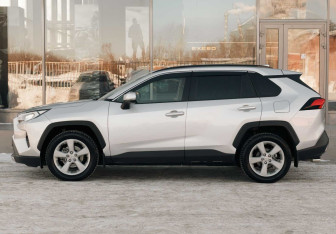 Подержанный автомобиль Toyota RAV4 2020 года (8 фото)