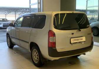 Подержанный автомобиль Toyota Succeed 2015 года (6 фото)