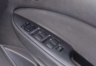 Подержанный автомобиль Mazda Biante 2009 года (15 фото)