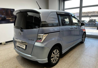 Подержанный автомобиль Honda Freed 2012 года (5 фото)