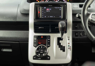 Подержанный автомобиль Toyota Voxy Minivan 2011 года (14 фото)