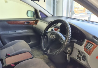 Подержанный автомобиль Toyota Ipsum 2002 года (7 фото)